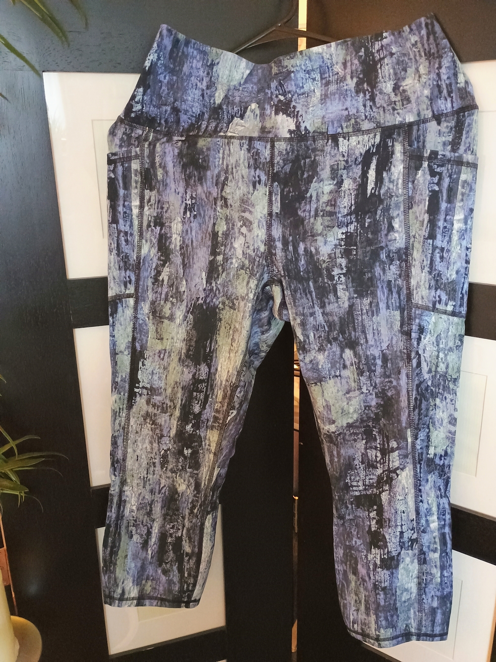 PRICE FIRM Abstract Athleisure Capri Leggings